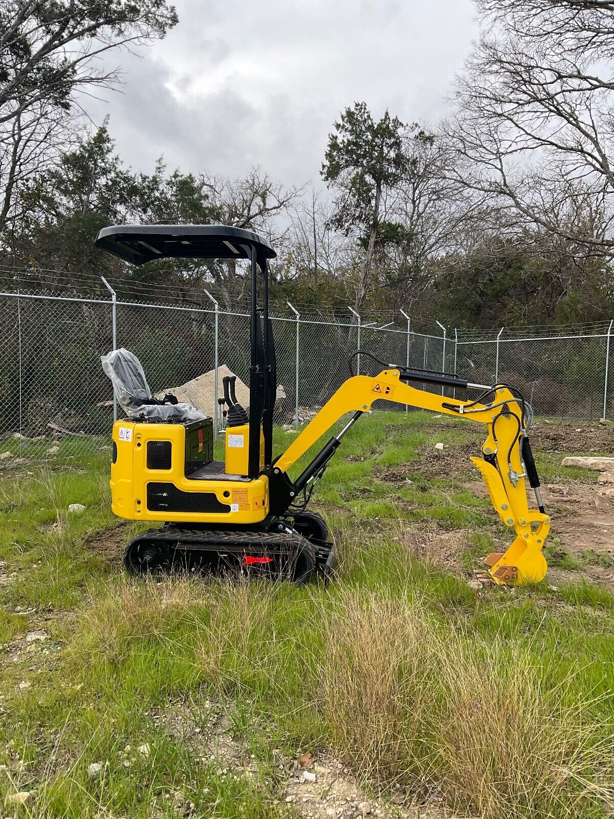 1 TON R319 Mini Excavator w/ Canopy:B&S XR210 EPA Gas Bucket/Hydraulic Thumb